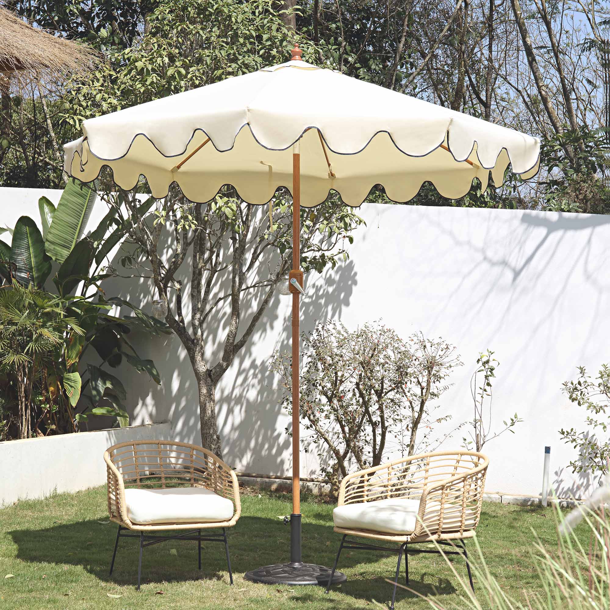Beige 2.6M Octagonal Crank and Tilt Parasol with Navy Scalloped Edge
