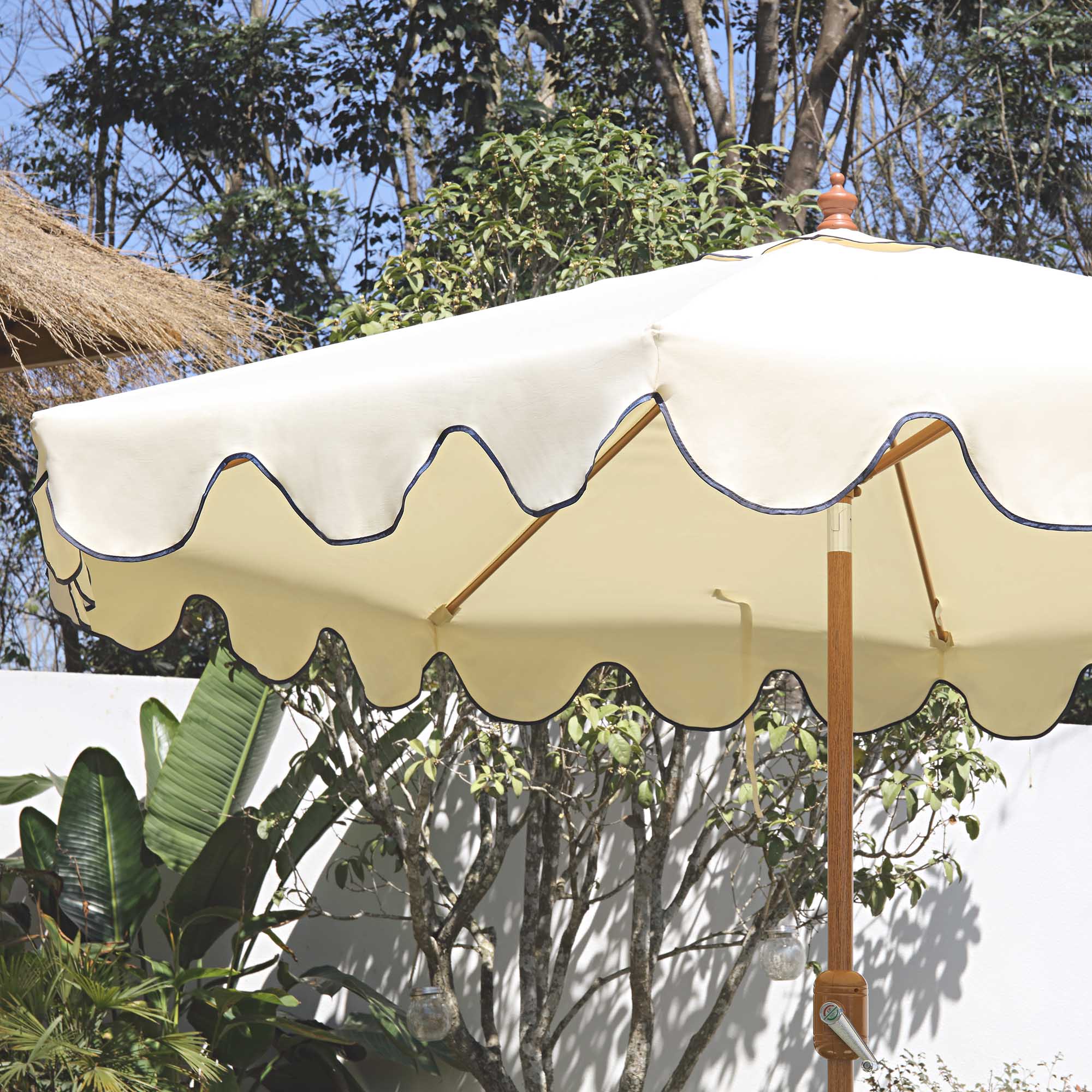 Beige 2.6M Octagonal Crank and Tilt Parasol with Navy Scalloped Edge