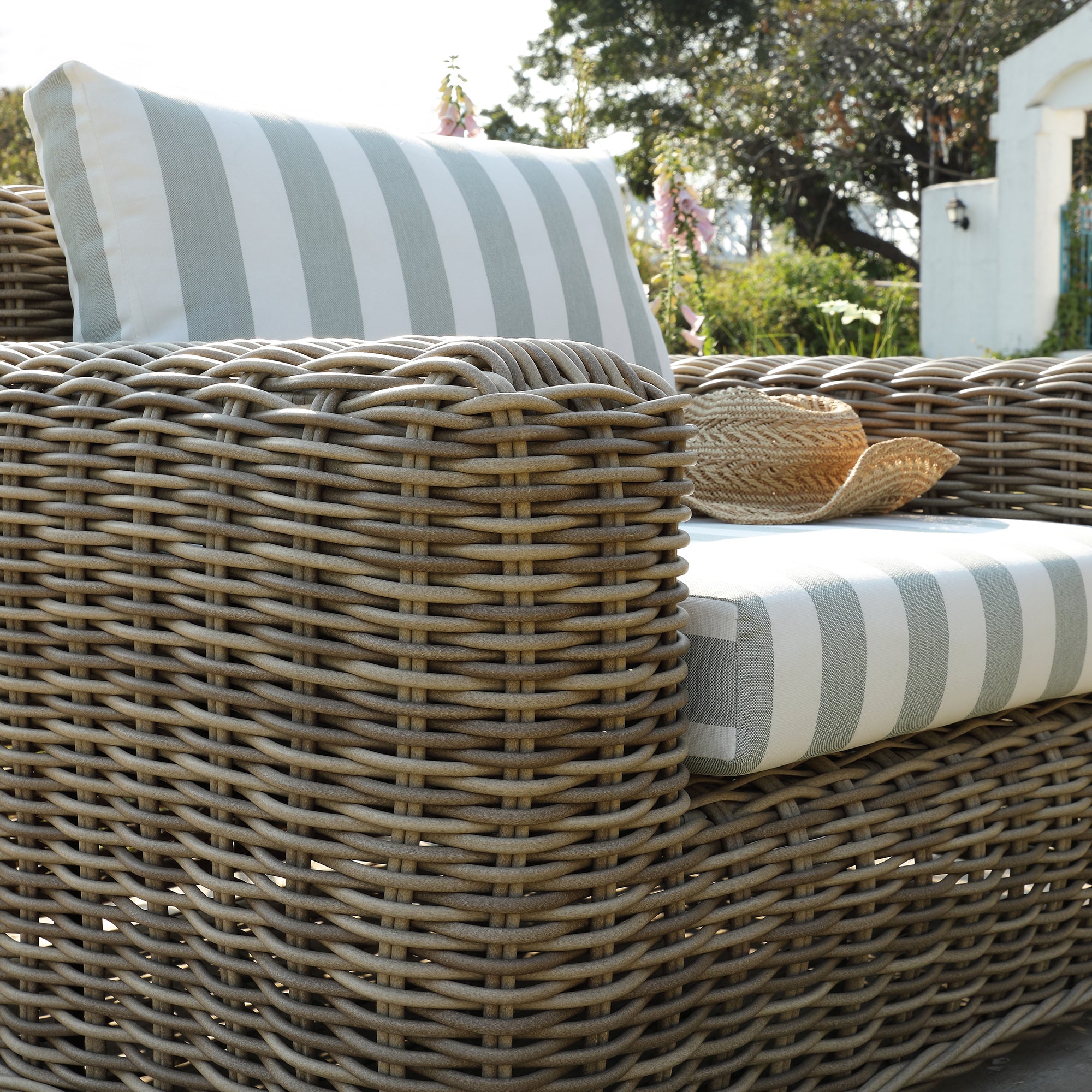 Bellagio Round Wicker Outdoor 1-Seater Sofa, Natural with Sage Stripes