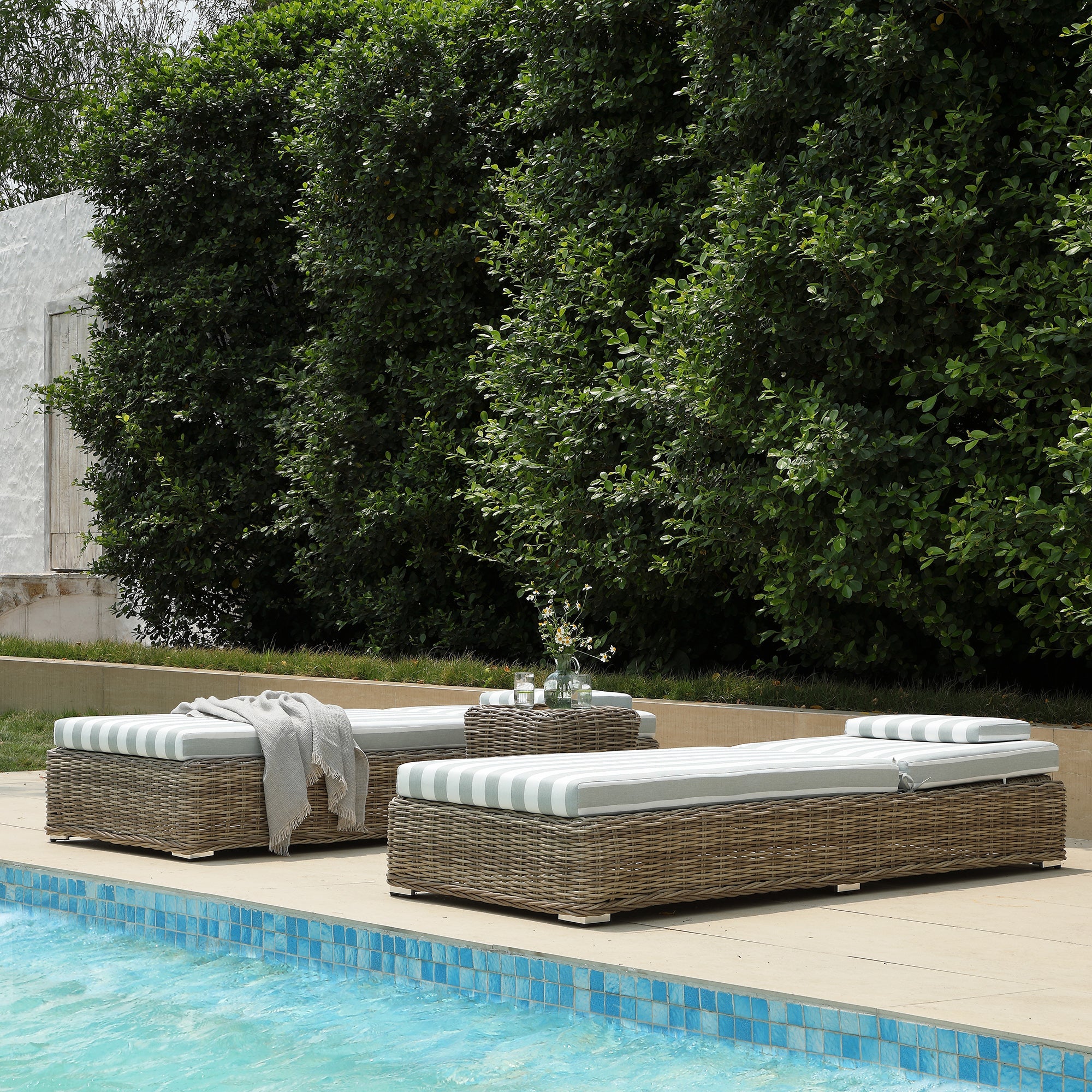 Bellagio Round Wicker Sun Lounger with Headrest, Natural with Sage Stripes