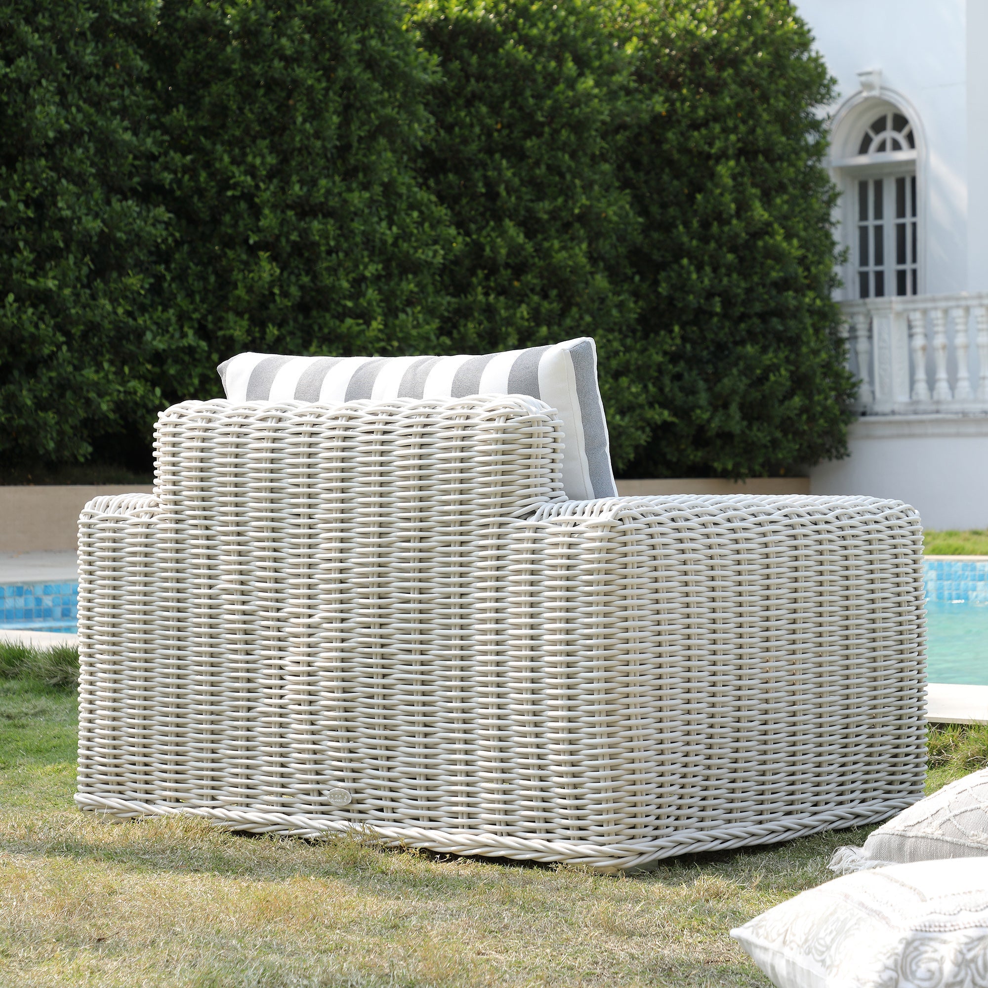 Bellagio Round Wicker Outdoor 1-Seater Sofa, White with Blue Stripes