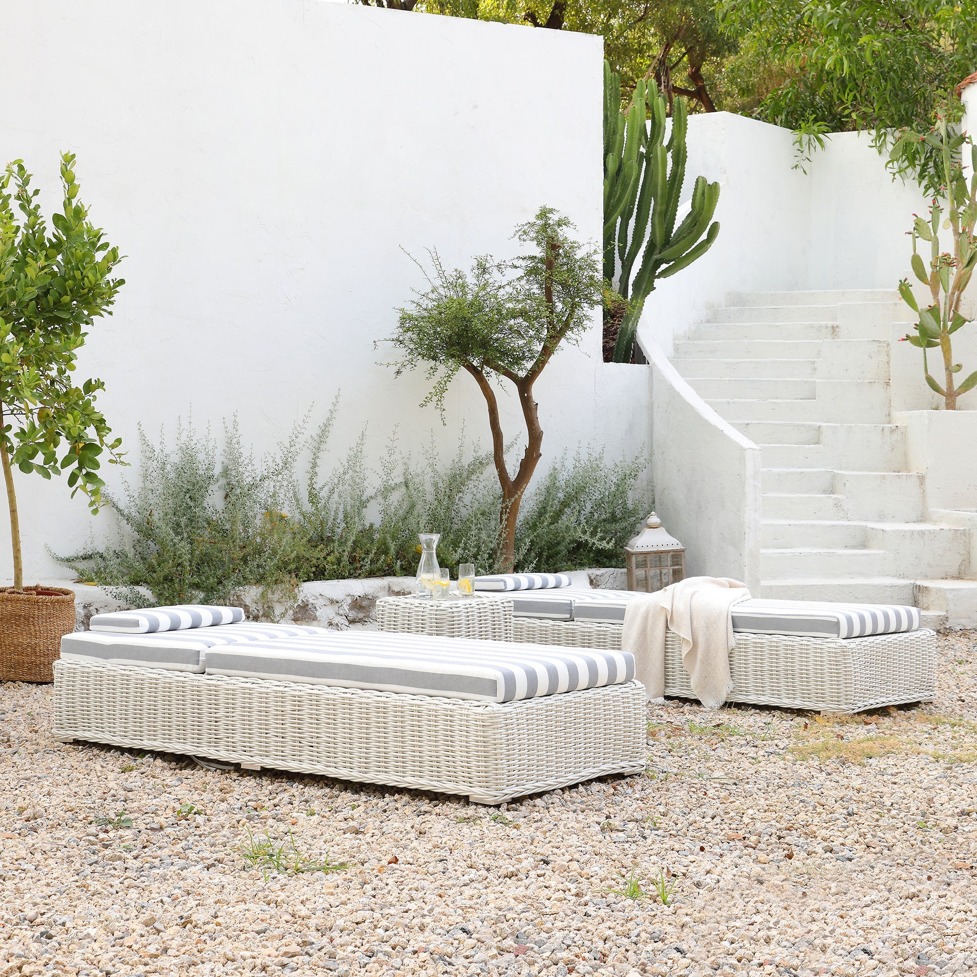 Bellagio Round Wicker Sun Lounger with Headrest, White with Blue Stripes